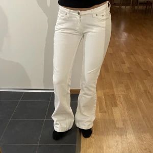 Vita BlendShe Jeans - Vita lågmidjade bootcut jeans🤍Nyskick! Storlek 26, skriv för mått och fler bilder☺️