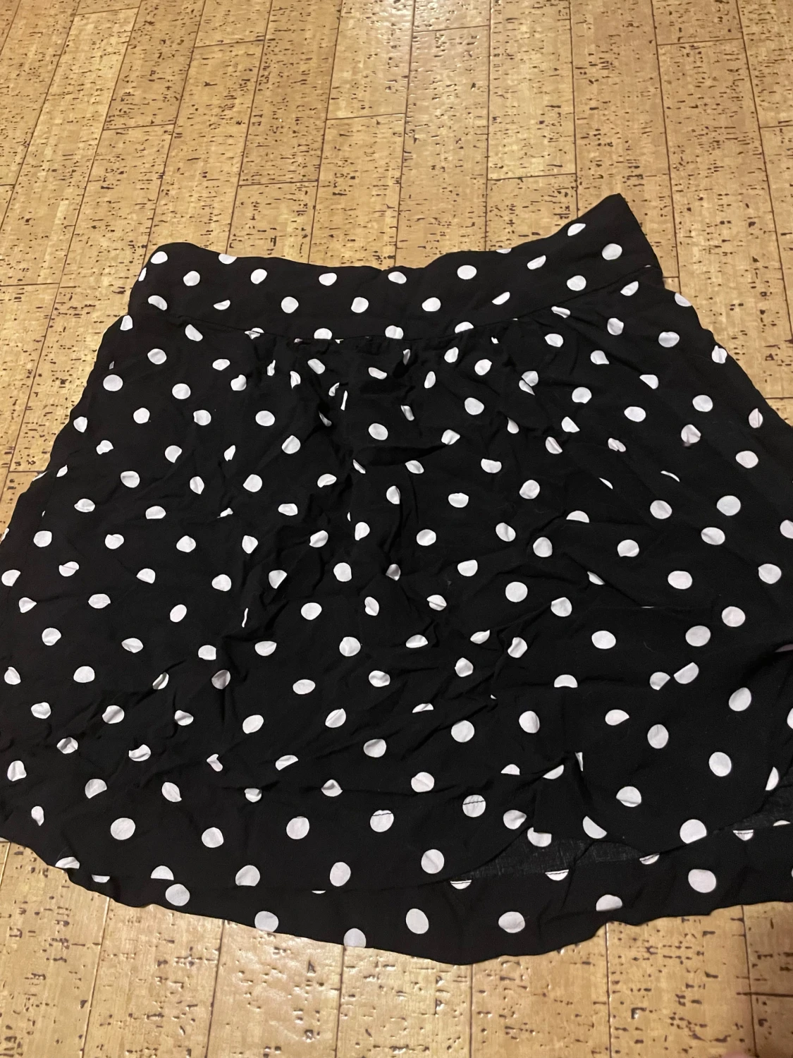 Svart prickig kortkjol från Frk