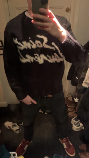 Saint Laurent stickad tröja - Svart stickad tröja från Saint Laurent. Varm och mysig till vintern. Stilig tröja som sticker ut. Inga defekter alls. Det är bara att höra av sig vid övriga funderingar. Bra pris!