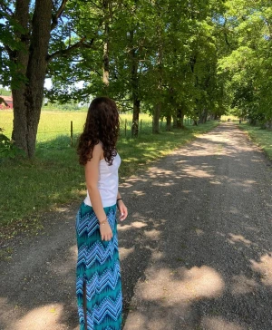 Mönstrad långkjol,  stl 34 - långkjol från H&M i storlek 34 med snyggt blått och svart sicksackmönster. Kjolen har elastisk midja och är gjord i ett lätt, flowy polyestertyg. Perfekt för dig som gillar färg och mönster! 🦋