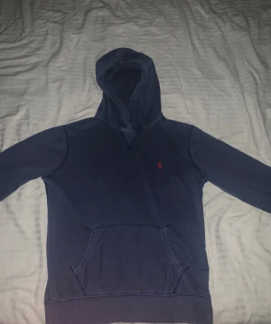 Blå Polo Ralph Lauren hoodie - Polo Ralph Lauren hoodie i storlek S. 