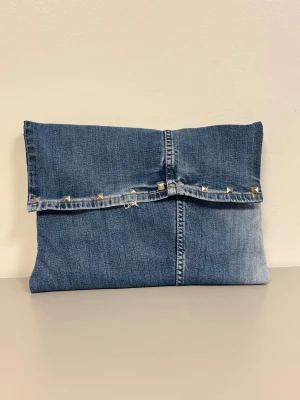 Datorfodral 💙 - Ljusblått datorfodral av återvunna jeans med filt och silke inuti, silvriga nitar och magnetisk knapp!💙 Fodralet är ca 37x27 cm🌟