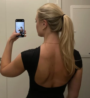 Topp med djup rygg - Stretchigt material storlek XS! 🖤