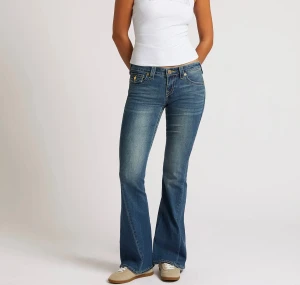 True Religion joey low rise flare - Helt oanvända truies med lappar kvar. Säljer då det blev för stor strlk. Alternativt byte till samma modell/färg i strlk 25.