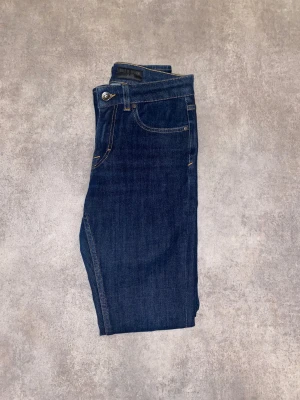 Blåa skinny jeans från Tiger of Sweden - Snygga mörkblå jeans från Tiger of Sweden, modell Slight, tillverkade i Italien. Perfekt för dig som gillar stilrena och tajta jeans.