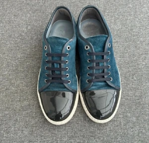 Lanvin cap toe - Snygga sneakers från Lanvin i mörkblå mocka, as feta och i bra skick. Dustbag och låda ingår! Vid snabbaffär kan priset sänkas. 