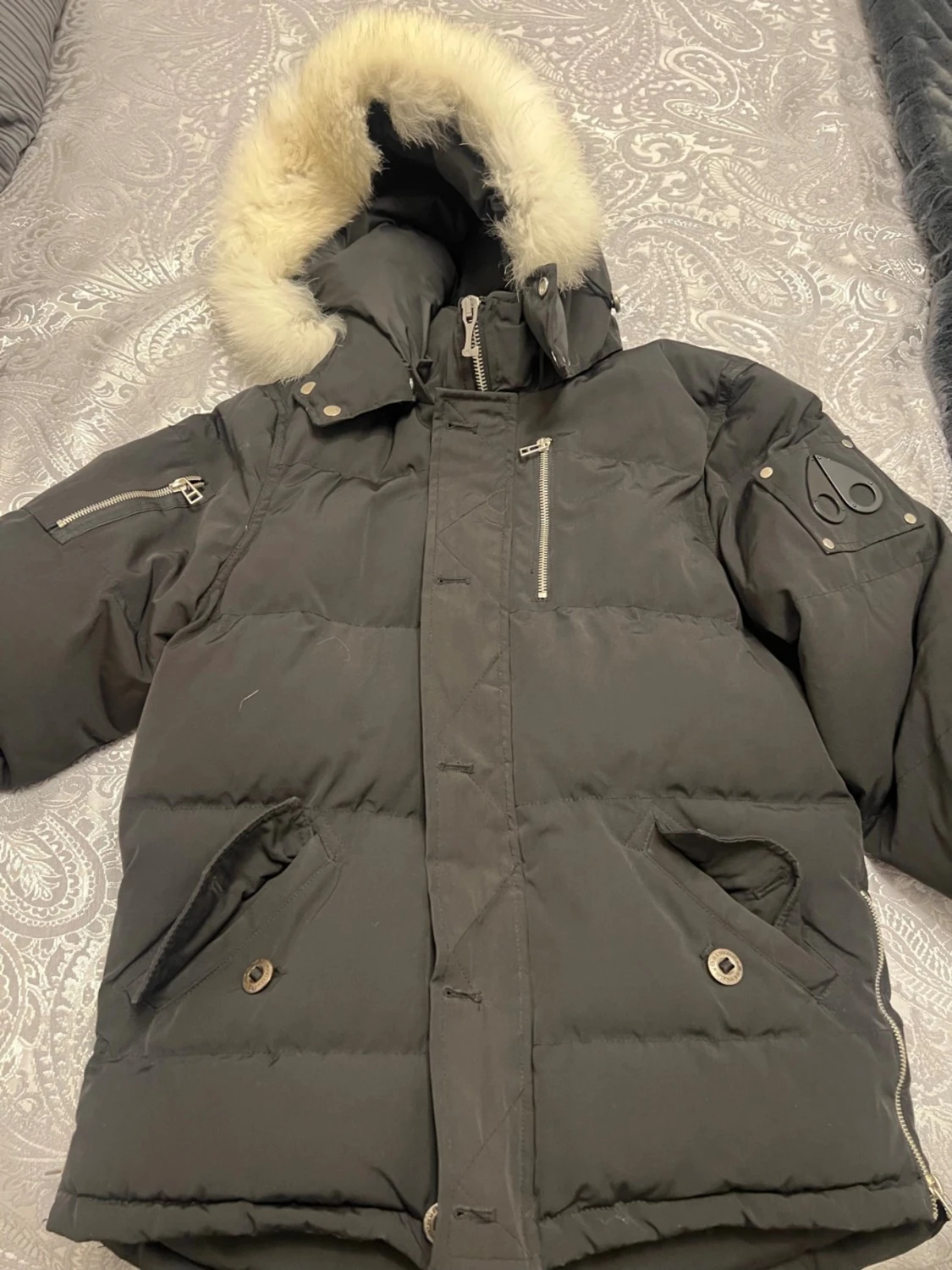 Svart vinterjacka med päls från Moose Knuckles - 2