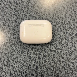 AirPods Pro  - Apple AirPods 3 med laddningsetui. Trådlösa hörlurar med bra ljudkvalitet och smidig anslutning till iPhone. Etuiet och hörlurarna har mindre yttre slitage men är i fullt fungerande skick. Perfekt för musik, samtal och träning.
