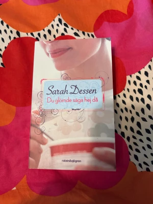 Du glömde säga hej då - En ungdomsbok om Mclean som ständigt flyttar och skapar nya personligheter för varje stad. Men i Lakeview förändras allt och hon måste hitta sig själv på riktigt. Perfekt för dig som gillar berättelser om identitet, vänskap och nya starter.