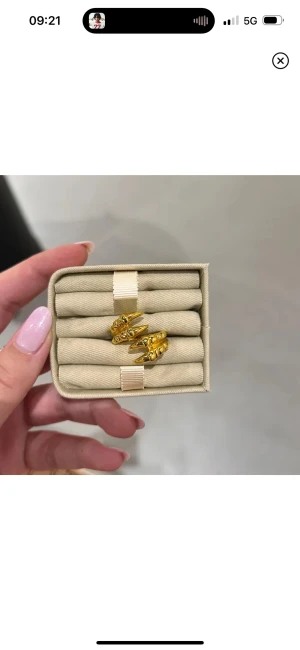 Maria Nilsdotter ring  - Guldig Maria Nilsdotter Claw ring i storlek 18, knappt använd. Kommer med box. 