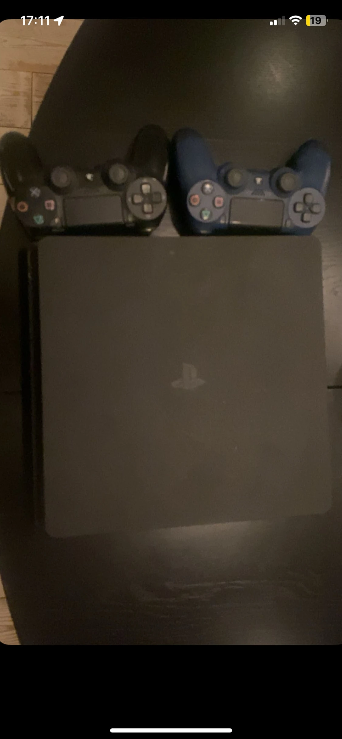 PlayStation 4 Slim med två DualShock 4 kontroller - 1