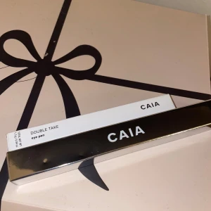 Caia double take eyeliner + mega blend brush E28 - Säljer dessa två som var i lucka 4 i Caias julkalender. Helt nya, dvs ej testade. Limited edition på båda. Borsten är för ögonskugga, men kan användas säkert till annat som highlighter. 