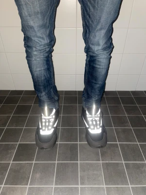 B22 - Chunky sneakers i svart och vitt med feta sulor och coola reflexdetaljer som lyser upp i mörkret. Ovandelen är i mesh och syntet med snörning och platt sula. Perfekt för dig som gillar streetstyle och vill sticka ut med dina skor. Pris kan diskuteras vid snabb affär.