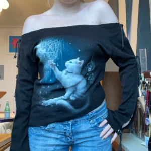 Off shoulder tröja - Jättefin tröja med asymtomatisk form och visa armar. Armarna kan man även reglera hur öppna man vill ha