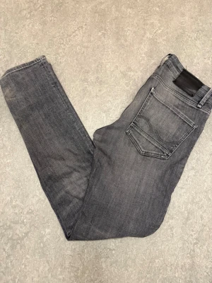 Jack & Jones Jeans  - Tja! Säljer dessa stilrena gråa Jack & Jones jeansen ! Storlek W30 / Skick 8/10! Passform - Slim Straight / Priset är ej hugget i sten,  tveka inte att kontakta vid frågor eller funderingar!