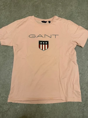 Gant T-shirt - Tja! Säljer denna stilrena Gant T-shirten ! Storlek S / Skick 9/10 Nästan helt ny! Priset är ej hugget i sten,  tveka inte att kontakta vid frågor eller funderingar!