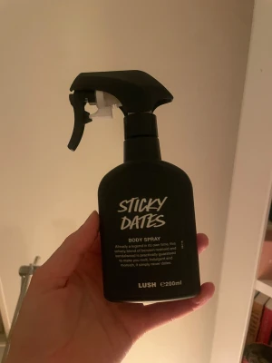 Sticky Dates & Billie Eilish - Sticky Dates Body Spray från Lush, 200ml. Ca 80% kvar. 150 kr Billie Eilish parfymen, 50 ml, ca 70% kvar. 200 kr.