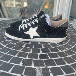 Golden goose skor  - Svarta sneakers från Golden Goose I ballstar modellen. Bra skick har lagat sula, skriv om ni undrar över något! 🤩