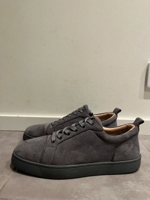 Christian louboutins mörkgrå utan spikar - Säljer nu mina riktigt fina louboutins då de ej kommer till användan. Riktigt fina skor i storlek 42 men bör nog aven passa 43, är i ett bra använt skick och bilderna kan visa att detta stämmer. Kvittot och allt sådant extra följs med, säljes lite billigare då jag kan inte med säkerhet säga att de är äkta, samt för de är har varit använda. Mvh