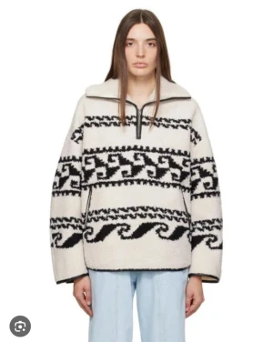 Isabel Marant Étoile fleece half zip - Supermysig vit fleece-tröja från Isabel Marant Étoile med svart grafiskt mönster. Oversized passform, hög krage och half zip-dragkedja framtill. Nypris runt 8000kr säljer för 3500. Jätte fint skick och bara nevöns ett fåtal gånger