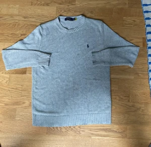 Svarta raka jeans - Säljer ett par svarta jeans med klassisk femficksmodell och raka ben. Jeansen har en enkel design utan synliga loggor och är perfekta för dig som gillar en clean och stilren look. Passar till det mesta och är ett måste i garderoben.