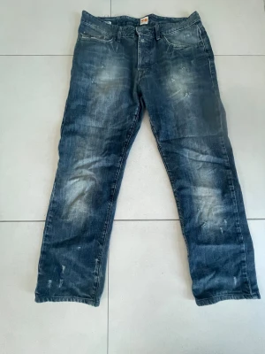 Ett par jeans - Jeans med slitningar… Size 32