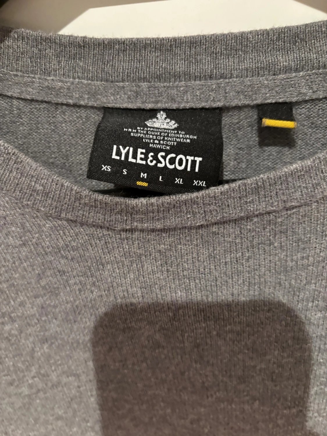 Grå stickad tröja från Lyle & Scott - 1