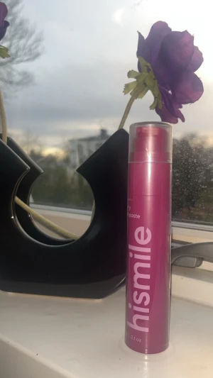 Hismile tandkräm  - Säljer en Hismile tandkräm i en snygg rosa cylinderformad tub med genomskinligt lock. Produkten är vegansk, cruelty-free och fri från socker, SLS och parabener. Helt ny! 