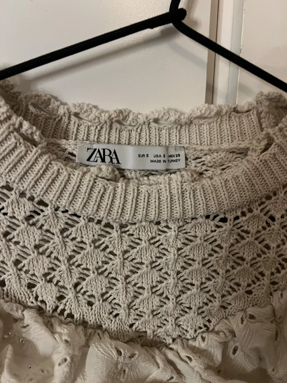 Beige stickad topp med volang från Zara - 2