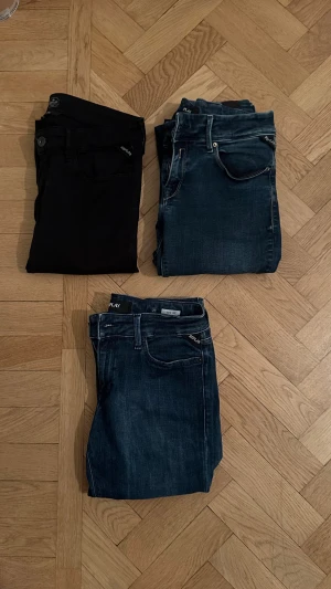 Replay jeans 3 par  - Säljer tre par Replay jeans, två i klassisk mörkblå  och ett par i svart. De är i mycket bra skick, i princip oanvända. 290 kr styck men vid köp av flera kan pris diskuteras 