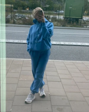 Mjukisset - Säljer detta blåa mjukaste från BikBok byxor storlek S och hoodie storlek M. Säljer för 200kr✨✨