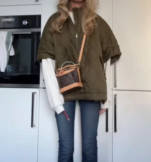 Grön poncho/jacka - Sååå fin grön jacka!! Jättefint skick. Storlek M, väldigt poppis!! 😍