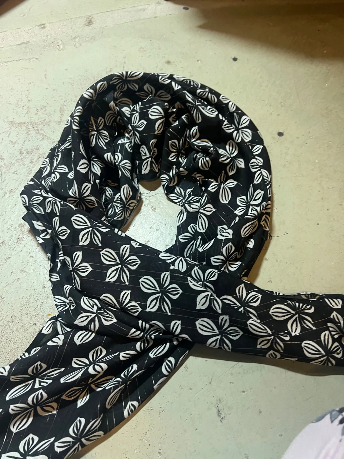 Svart blommig halsduk med vita detaljer