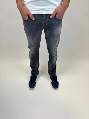 Dondup Jeans George  - Dondup Jeans George! Trendigaste jeansen på marknaden.  Ny pris= 4000 kr Säljs för= 1199 kr (Modellen har original slitningar från fabrik vilket är väldigt eftertraktat och populärt) 