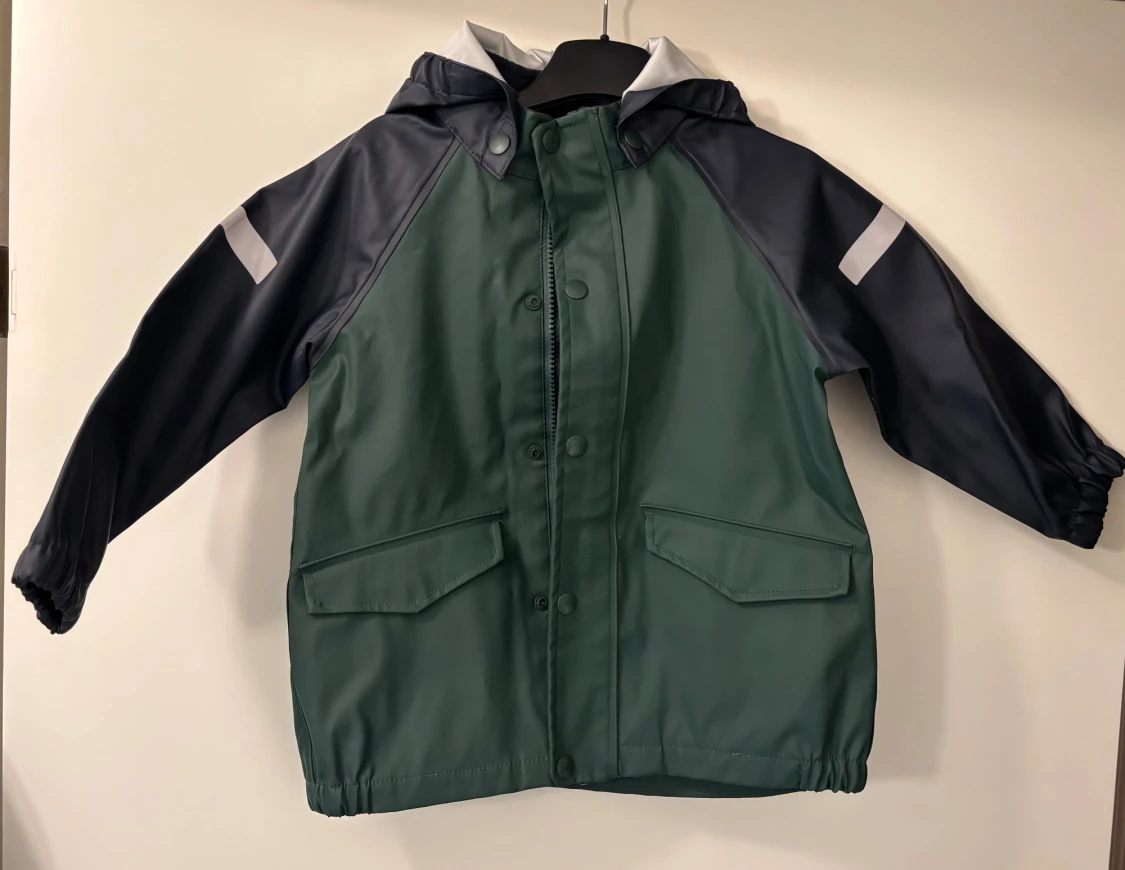 Grön och mörkblå regnjacka med huva