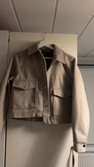 Beige zara jacka  - Säljer en beige jacka från Zara i storlek S. Bra skick.