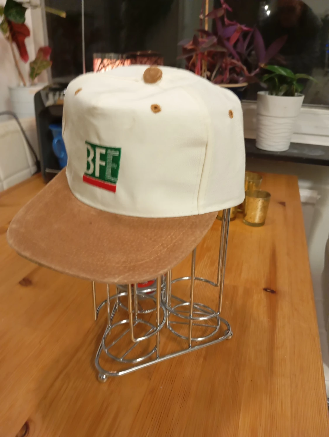 Vit och brun BFE keps med manchester