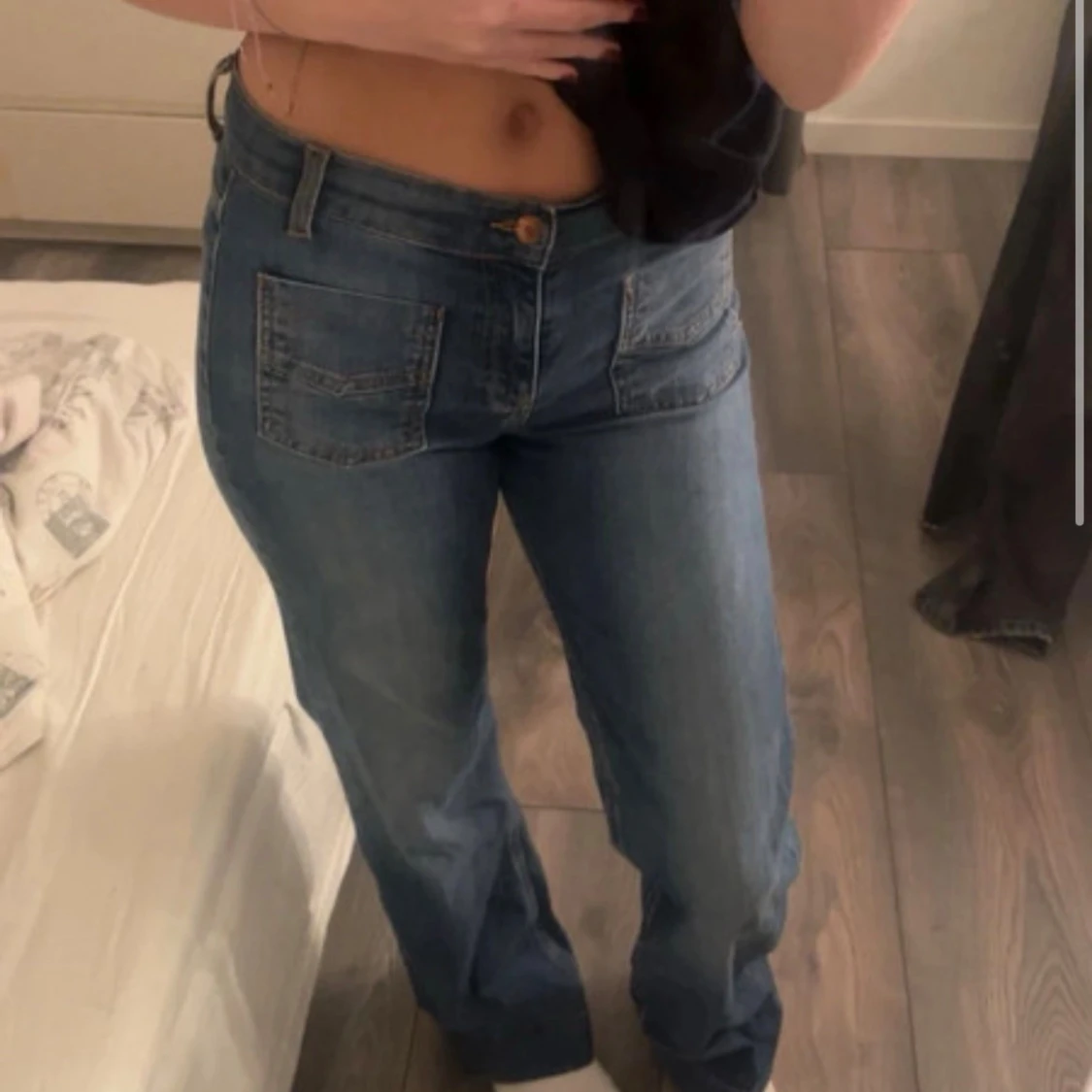 Blå jeans med raka ben och halv hög midja 