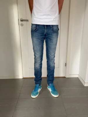 Replay Anbass Jeans  - Säljer nu dessa Replay Anbass Jeans, W29 o L32, skriv för fler bilder/frågor🙌🏼