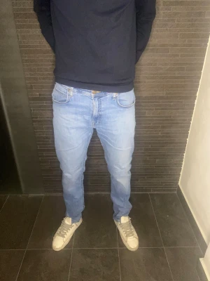 Lee ljusblå jeans - Snygga ljusblå jeans från Lee i klassisk femficksmodell. Nypris: ca 1100 Jeansen är i mycket fint skick då de knappt är använda. 