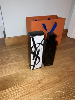 YSL MYSLF Eau de Parfum 100ml - YSL MYSLF Eau de Parfum, 100ml, med stilren design och ikonisk YSL-logga. Super fräsch och nice parfym som passar dig som vill ha något exklusivt och trendigt i din samling.