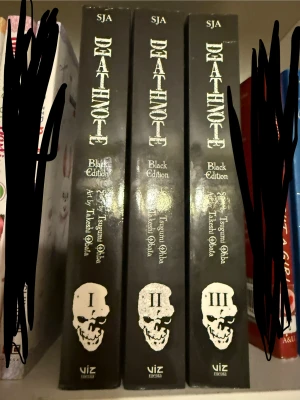 Death Note Black Edition I-III - Snygg samlarutgåva av den populära mangan Death Note! Black Edition volym 1-3, perfekt för dig som gillar spänning och mörka berättelser. Passar både nya och gamla fans av manga och anime.