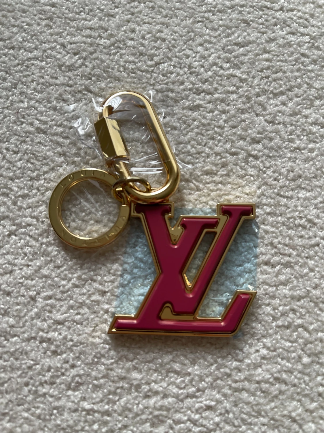 Vuitton rosa nyckelring