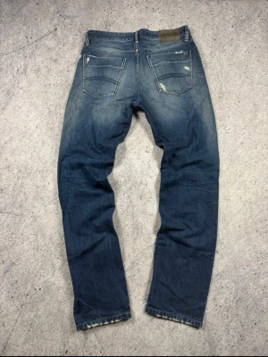 Hilfiger Denim blå jeans straight fit - Tvärfeta jeans från Hilfiger denim, slim/straight fit passform, selvedge och mycket bra skick. Skriv för funderingar