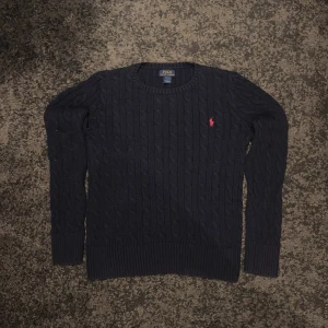 Mörkblå stickad tröja Polo Ralph Lauren - Säljer denna mörkblåa stickade tröjan från Ralph Lauren. Troligen storlek XS och skicket är väldigt bra! Skicka ett meddelande om du har några frågor eller vill ha mer bilder.