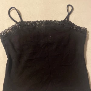 Svart spetskantad linnetopp Kappahl - Snygg svart spets  linnetopp från Kappahl 💕✨