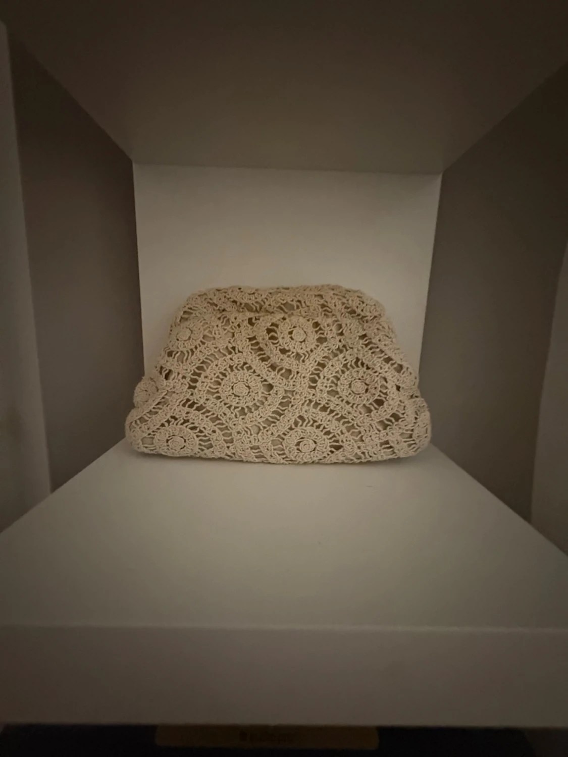 Beige virkad kuvertväska