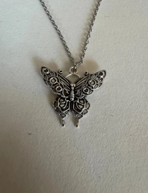 Silverhalsband fjäril - Perfekta julklappen 🌲  Säljer smycken som skapats som hobby av mig och dottern.   Halskedjor är 50cm.  Bilder på berlock kan vara missvisande så är det viktigt så fråga gärna om mått 🌹  Smycken är inte av äkta guld/silver .   Inga bud godtas då priserna är så billiga❤️