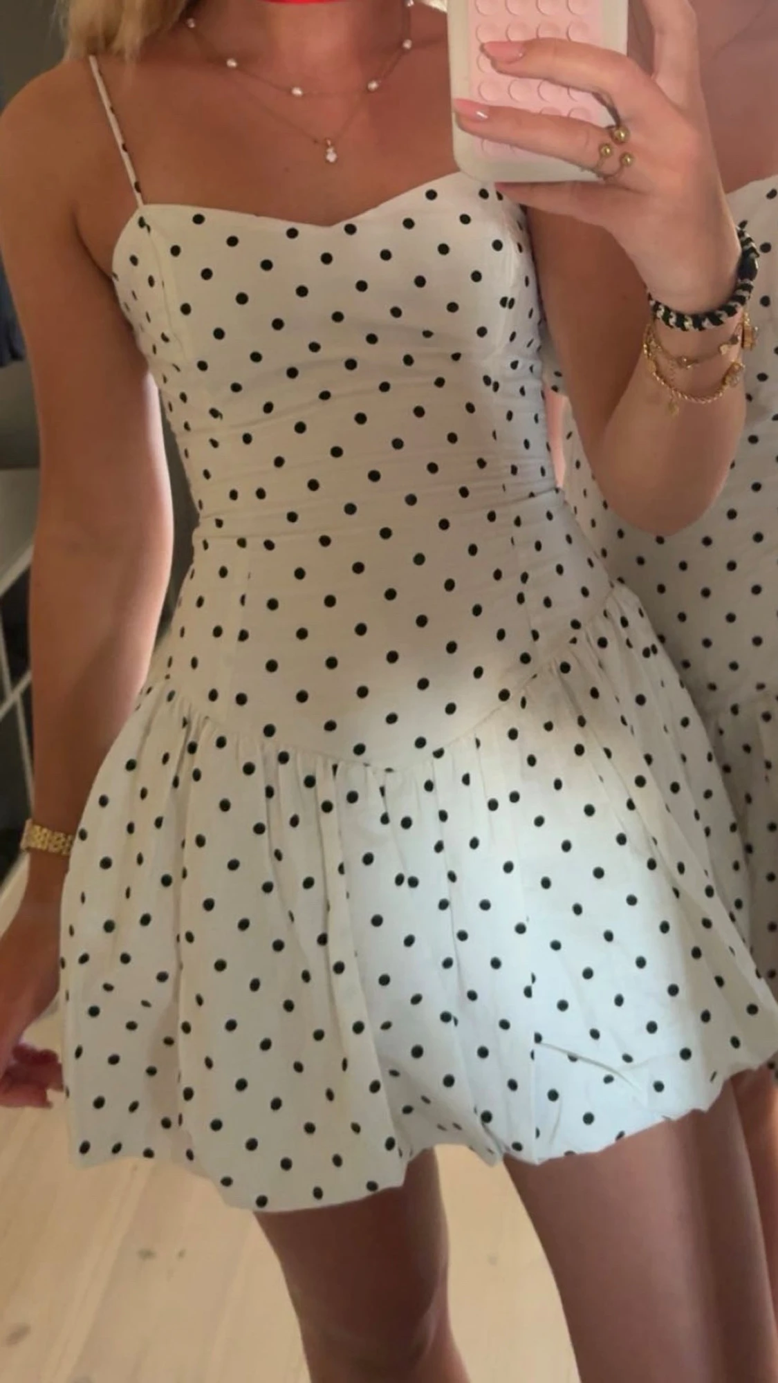 Vit prickig kort klänning med tunna axelband