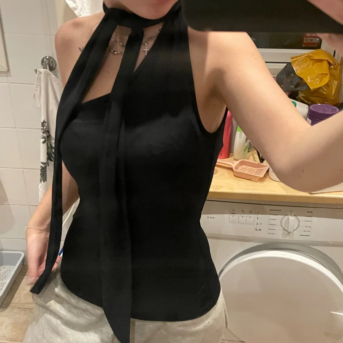 Svart ärmlös topp med scarf-detalj - 2